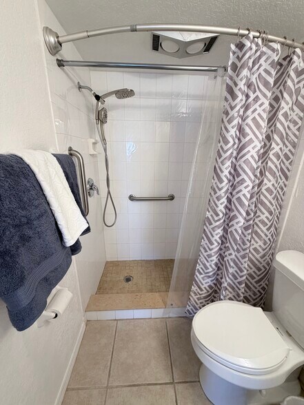 Walk in shower - 21320 Brinson Ave