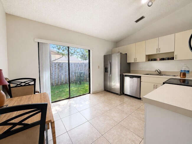 Building Photo - 1104 Goldenrod Rd