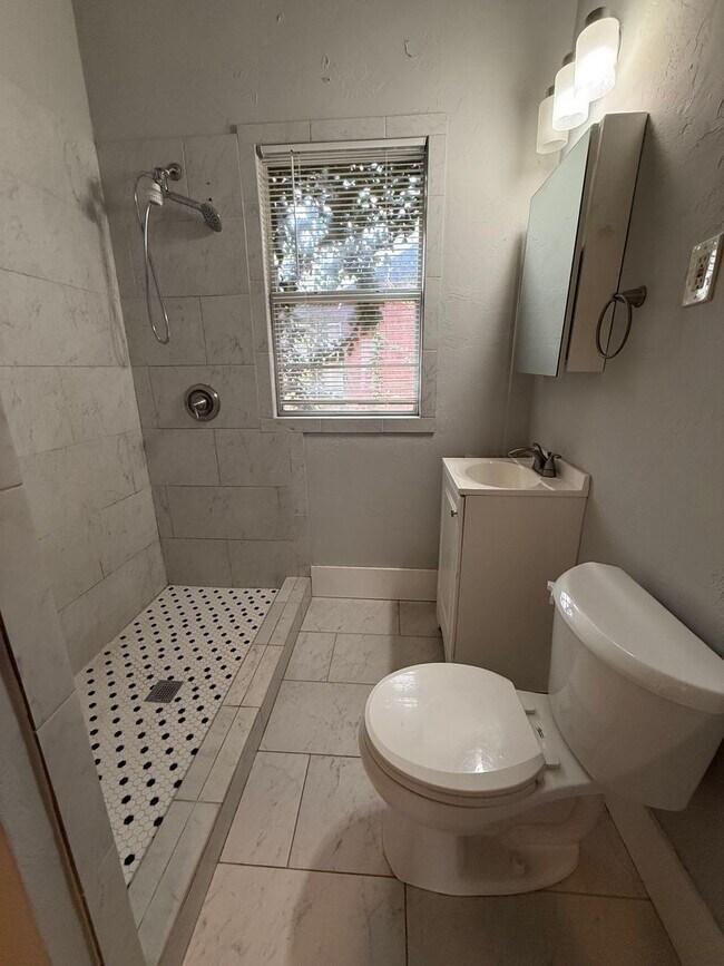 Building Photo - Spacious 3 Bed Near Downtown & OU Health + W/D Included & Driveway Parking