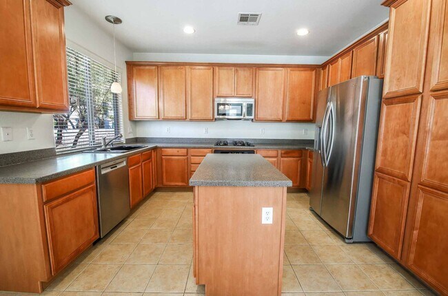Building Photo - 3 BEDROOM SPACIOUS HOME IN SUMMERLIN!