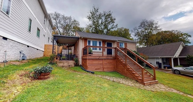 Building Photo - Available early Jan! 3bd/2bth w/fenced yard