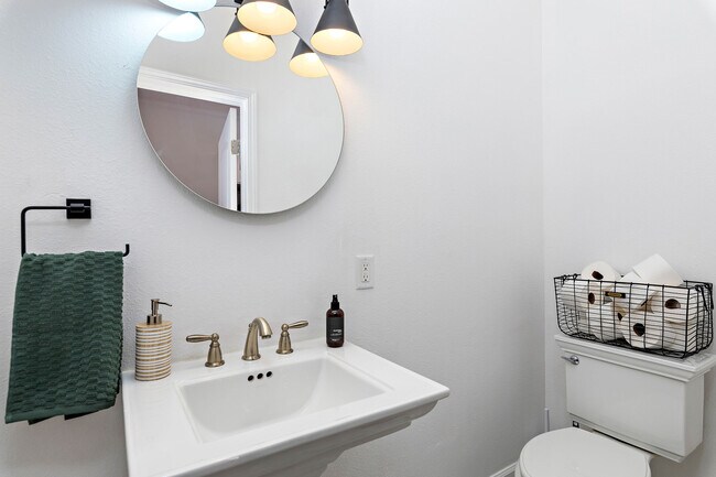 Building Photo - 526 Troost Ave