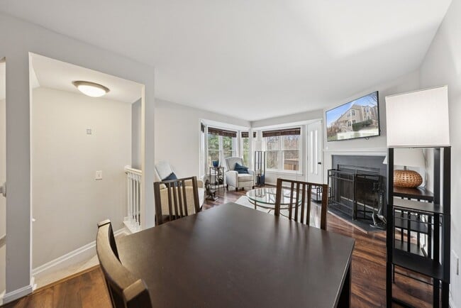 Building Photo - Welcome home to this beautifully updated end-unit townhome in the heart of Kingstowne — one of No...