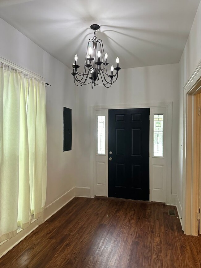 Building Photo - Historic 3 Bed 2 Bath Home in Downtown Was...