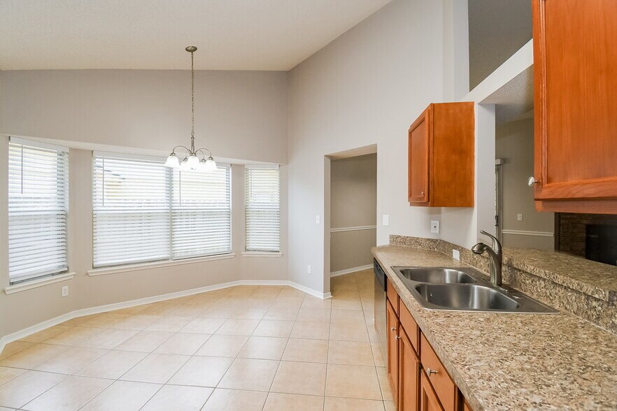 Building Photo - 8647 Charlesgate Cir N