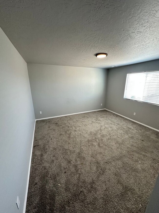 Building Photo - 3 Bedroom and 2 bath located in a vibrant,...