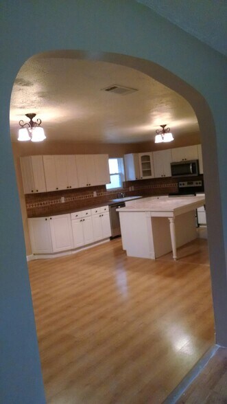 Building Photo - 831 Devon Drive