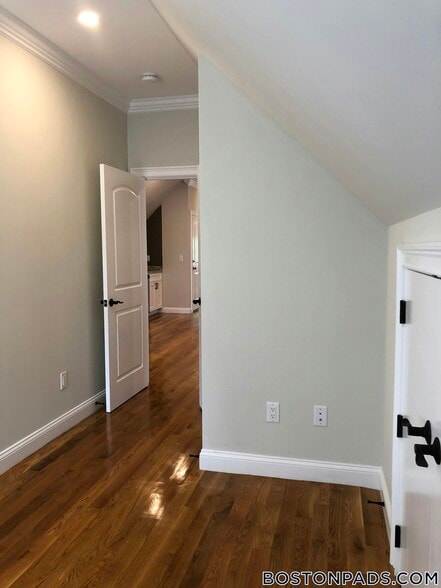 Building Photo - 9-11 Woodside Ave.