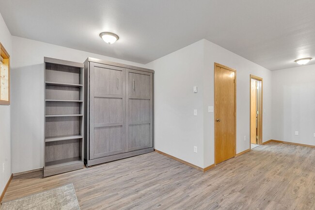 Building Photo - $1,100/month |Fully Remodeled Ground Floor...