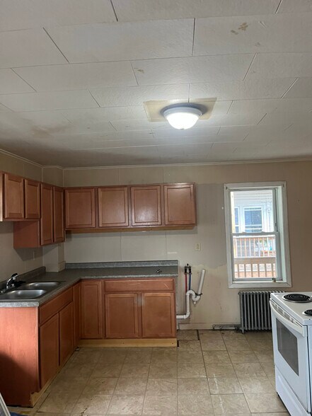 Building Photo - 583 Rockingham St
