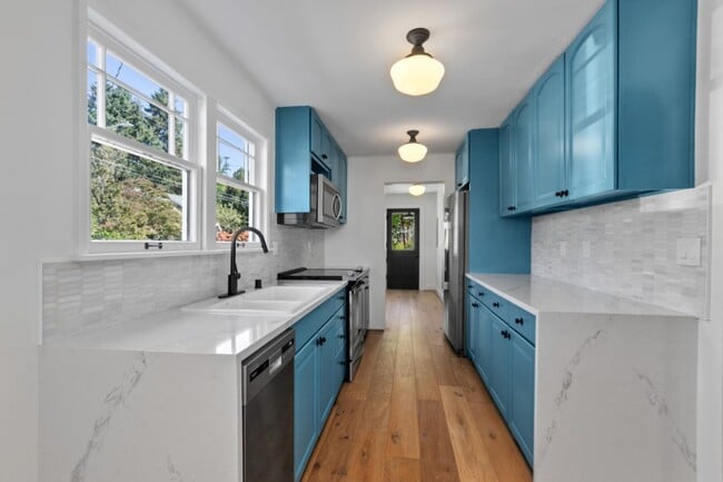 Building Photo - 2Bd/1Ba Seattle Duplex