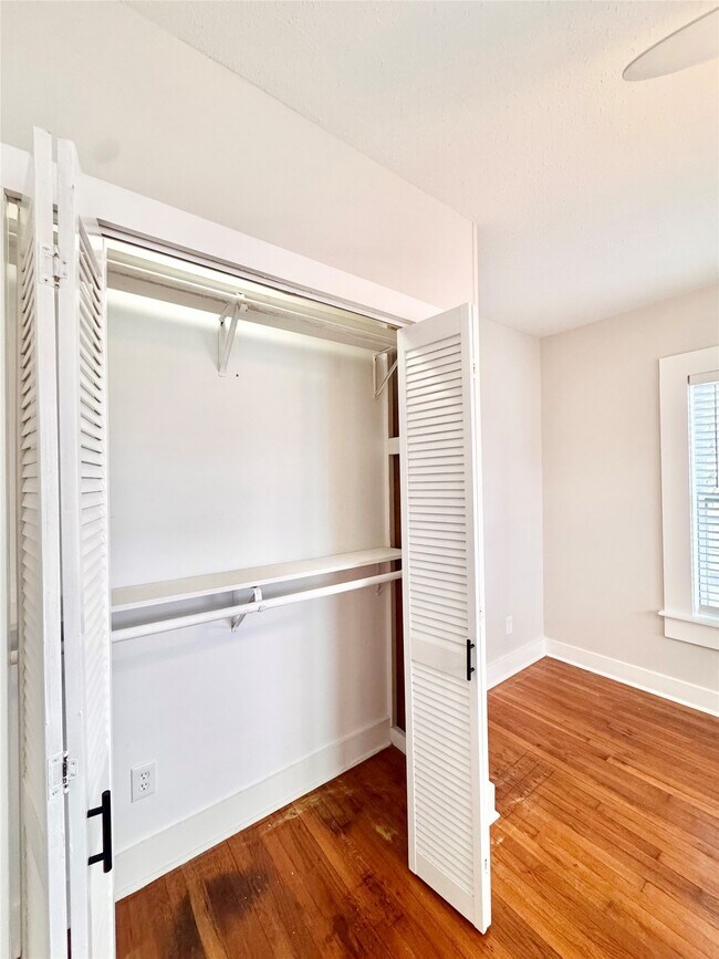 Building Photo - 629 E 11th St