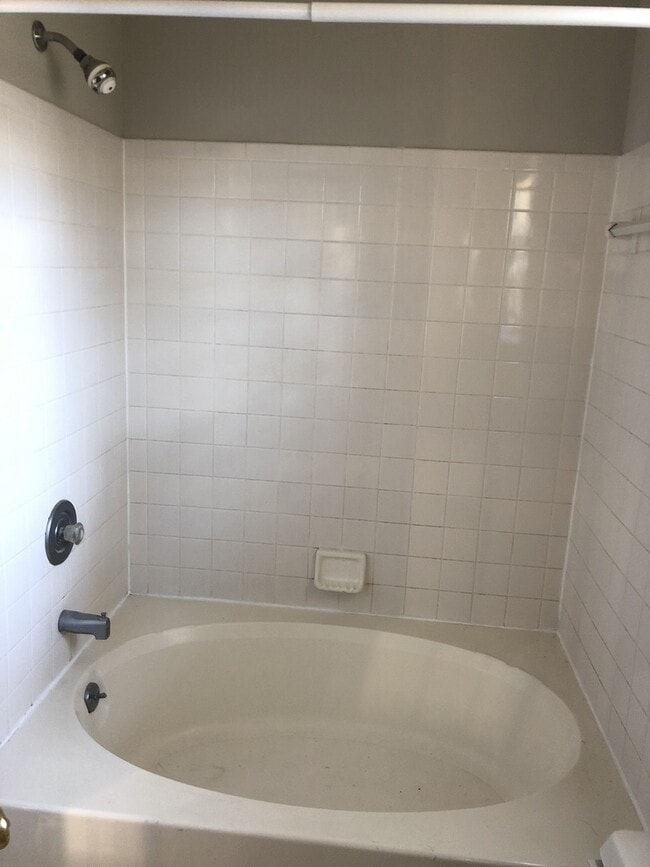 Building Photo - 3 bed 2 bath Pet friendly Home