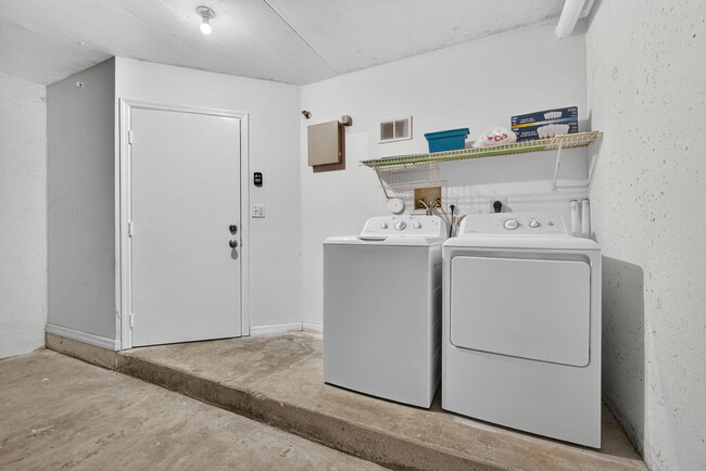Building Photo - 1100 Crestwood Ct S