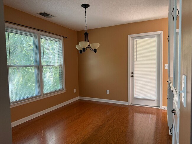 Building Photo - 2092 Woodlawn Dr SW