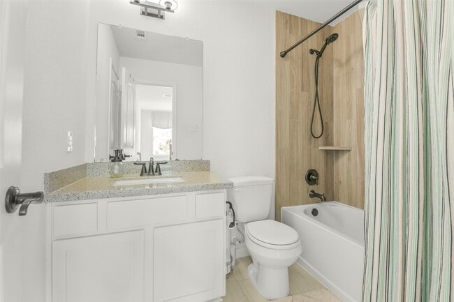 Building Photo - 5526 Hyde Park Dr