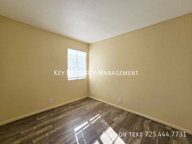 Building Photo - 2 BED, 1 BATH APARTMENT WITH OPEN FLOOR PLAN