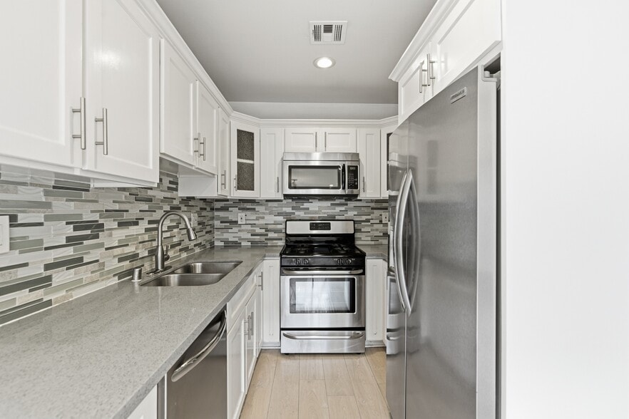 Building Photo - 5646 Lexington Ave