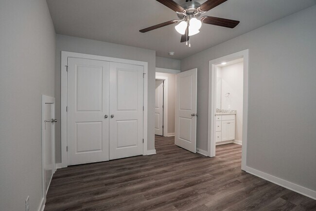 Building Photo - 4 bedroom 3.5 bath home!