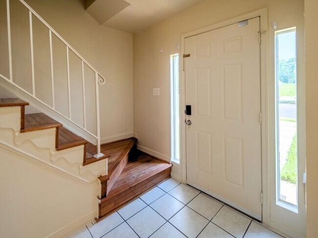 Building Photo - 10 Oak Dr