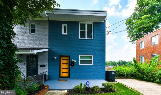 Primary Photo - 531 Hilltop Terrace SE