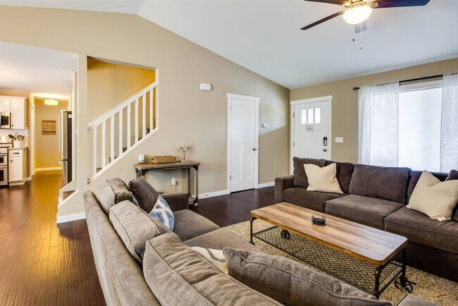 Primary Photo - 525 SE Gleneden Place