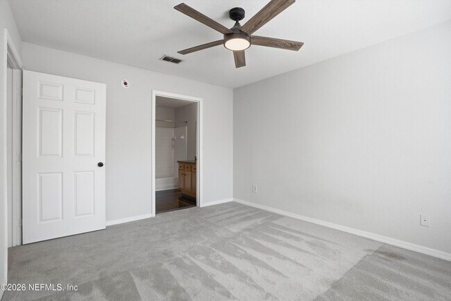 Building Photo - 13700 Richmond Park Dr N
