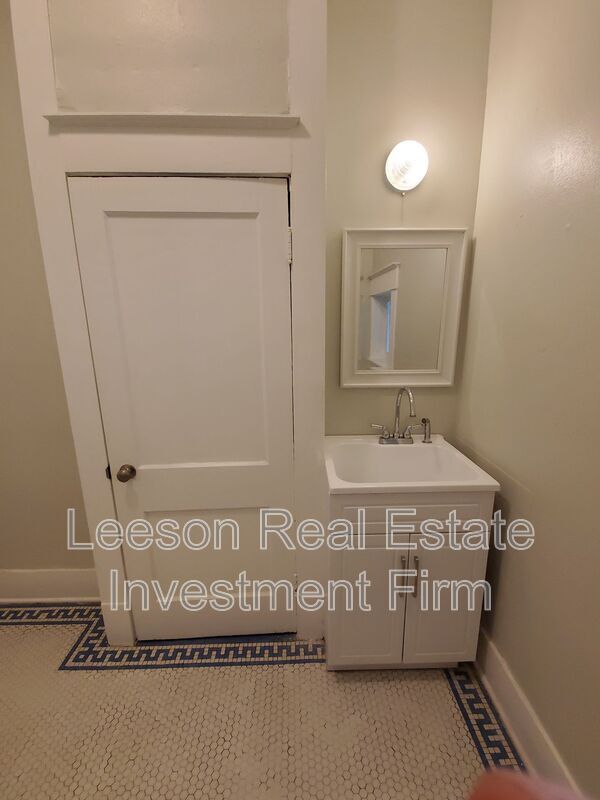 Building Photo - 523 1/2 WICHITA ST