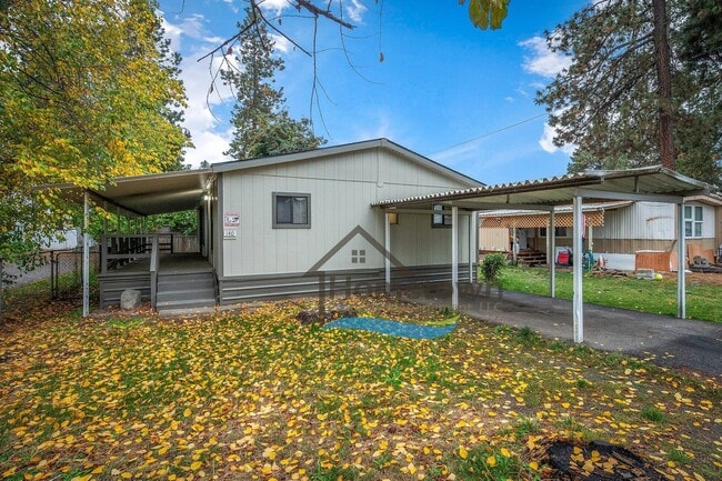 Building Photo - 3 Bedroom 2 Bathroom Home with Carport Available in Coeur d'Alene!