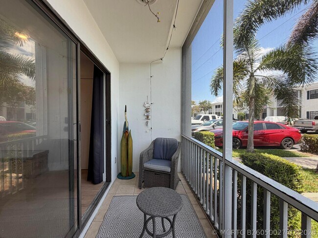 Building Photo - 180 Cypress Club Dr