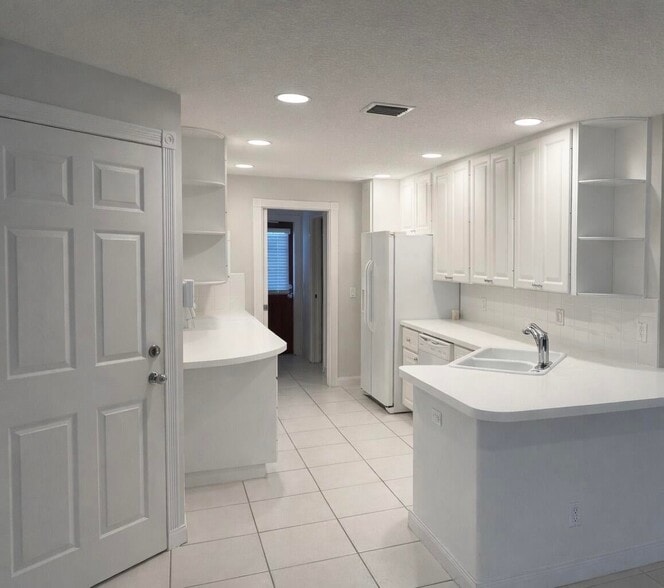 Building Photo - 3200 W Community Dr