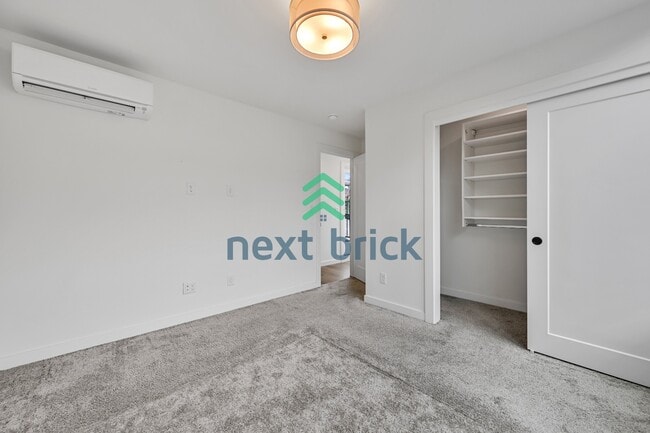 Building Photo - Charming 2-Bed, 2-Bath Townhouse Retreat in Seattle's Vibrant Heart – 1100 Sq Ft of Modern Living!