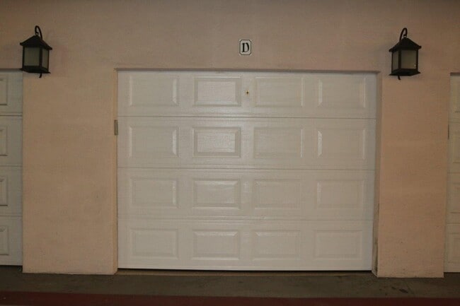 Building Photo - Downtown Luxury One Bedroom with Private Garage