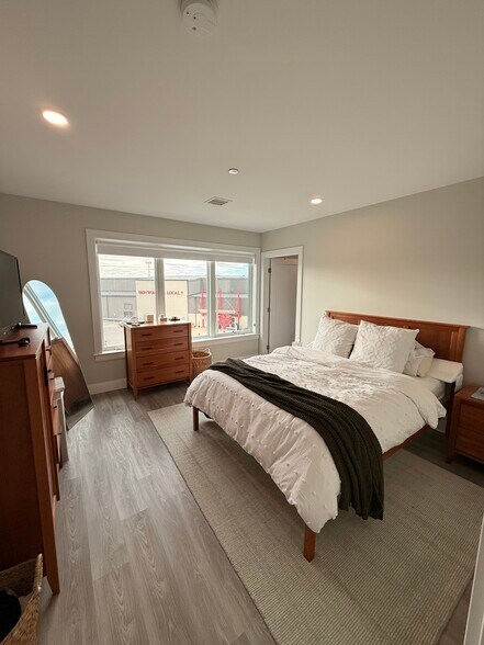 Building Photo - 206 Old Colony Ave