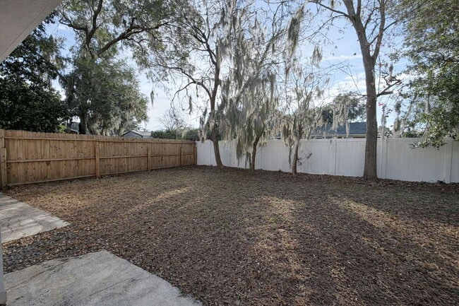 Building Photo - Woodlands / Lakeside Estates