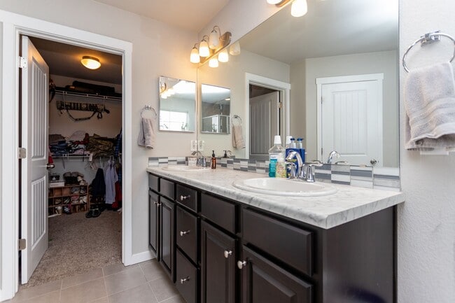 Building Photo - Exquisite 2-Story Home: Luxury Living in Tranquil Cul-de-Sac Setting!!