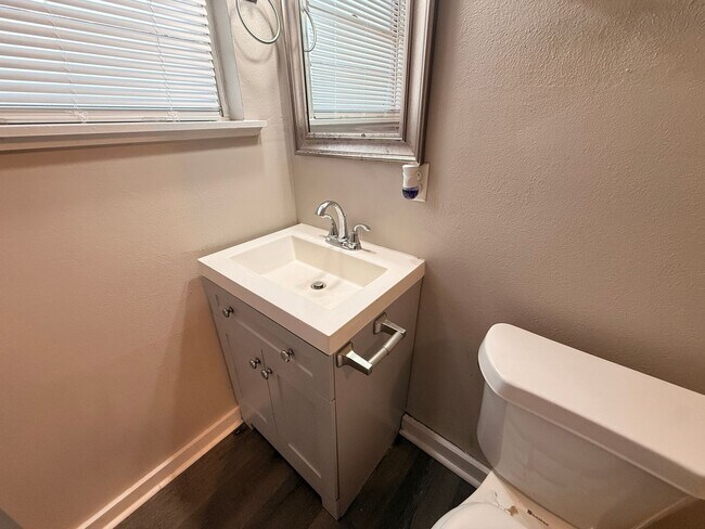 Building Photo - 810 Glencrest Ln