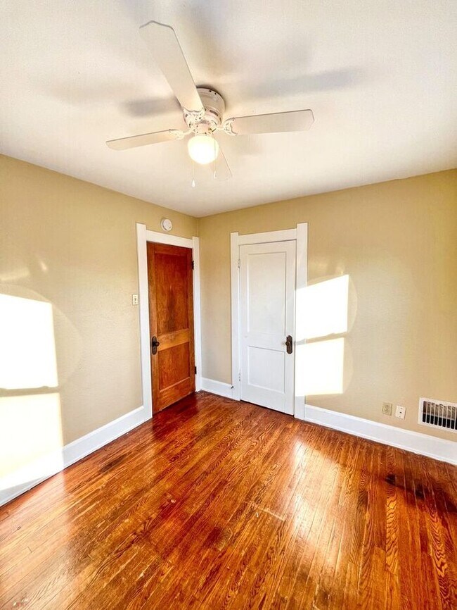 Building Photo - Charming 3-Bedroom Home / Pet-Friendly / V...