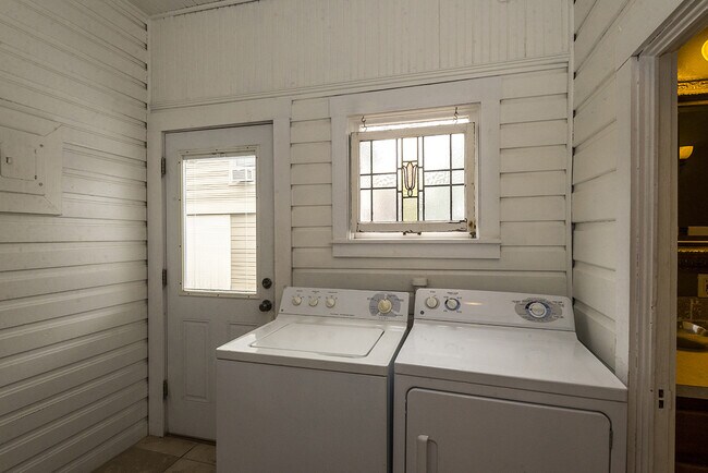 Building Photo - Cute Cottage in Mistletoe Heights