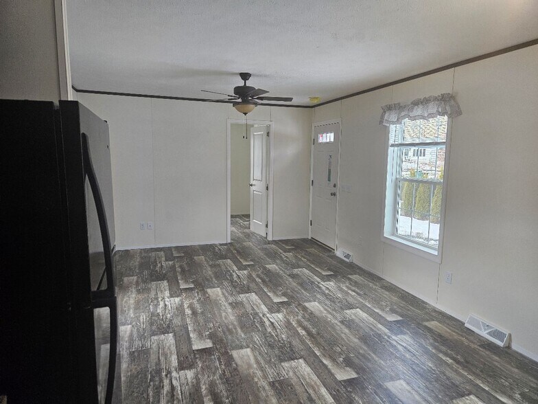 Building Photo - 20 Providence New London Tpke
