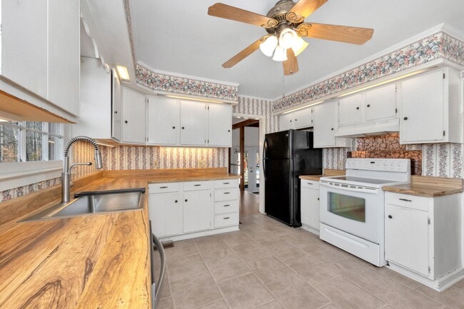 Building Photo - Spacious & Charming in Scottsboro!