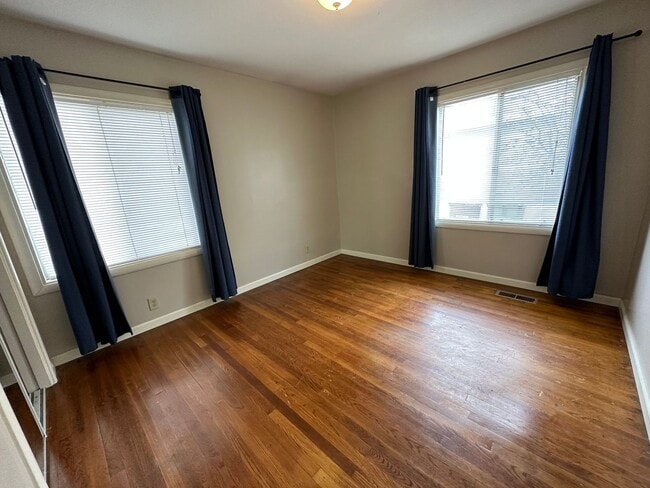 Building Photo - 3 Bed/1 Bath Home with Yard in Tahoe Park