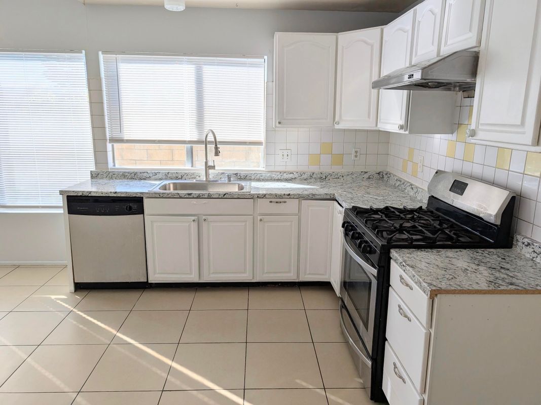 Building Photo - 914 W Alton Ave