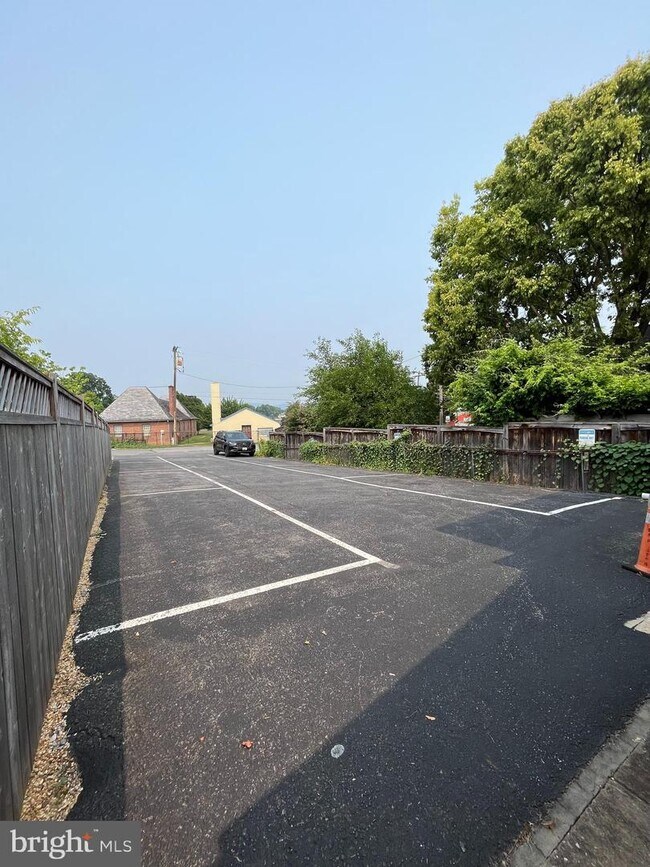 Building Photo - 509 S Market St