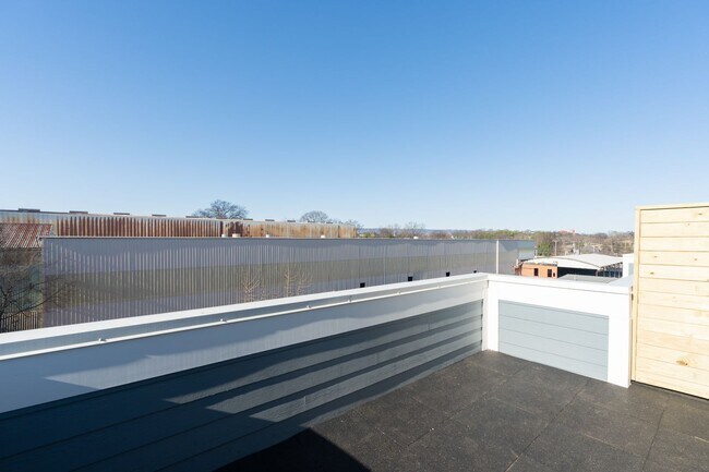 Building Photo - Modern 4 Bedroom Townhome in Southside Chattanooga