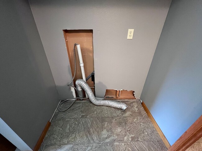 Building Photo - Beautiful 2 Bedroom & 2 Bath Duplex in Shipshewana