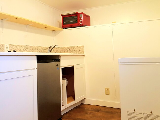 Kitchenette - 624 E Whitman St