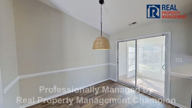 Building Photo - 3 BD/2 BA Home with Fenced Yard & Attached Garage