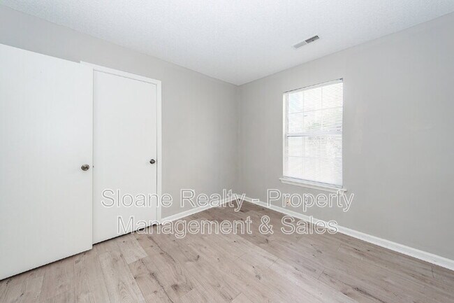 Building Photo - 5161 Eastway St