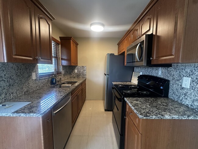 Building Photo - 3500 Lake Ave